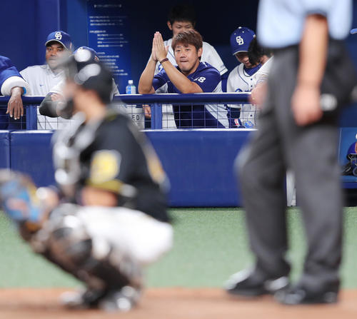 同点で迎えた9回裏中日1死満塁、アルモンテが打席に入り、祈るようなしぐさをみせる松坂（中央）（撮影・前田充）