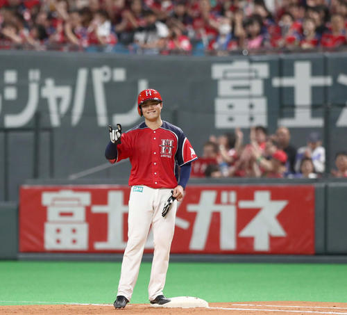日本ハム対ロッテ　5回裏日本ハム2死一、二塁、中前適時打を放ち笑顔の清宮（撮影・黒川智章）
