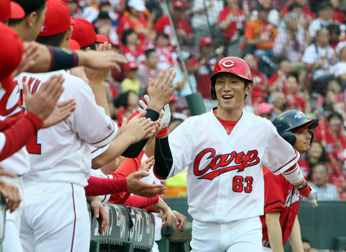 広島対巨人　1回裏広島無死、西川龍馬は右越えに先制ソロ本塁打を放ちベンチ前でナインの出迎えを受ける（撮影・栗木一考）