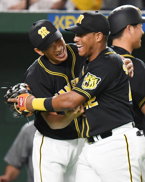 巨人対阪神　巨人に勝利し、握手を交わす阪神矢野監督（左）とソラーテ（撮影・横山健太）