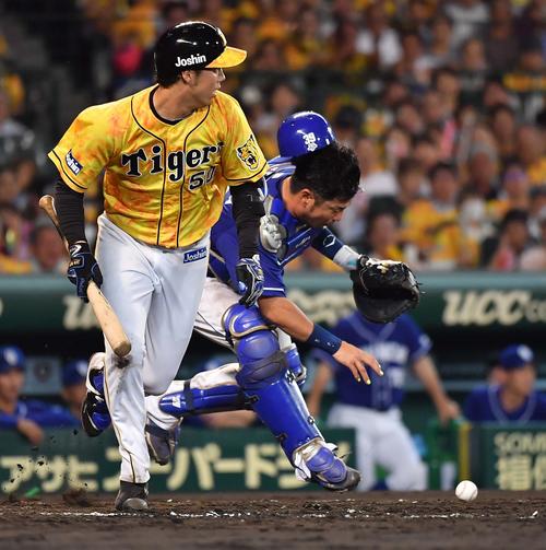 5回裏阪神1死一、二塁、送りバントに失敗し併殺に打ち取られる青柳（撮影・上田博志）