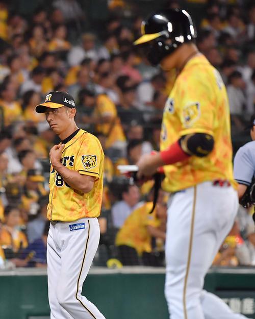 6回裏阪神2死一塁、中飛に倒れた大山に視線を送る矢野監督（撮影・上田博志）