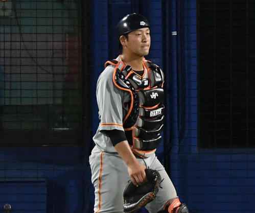 DeNA対巨人　8回裏DeNA1死三塁、捕逸で石川を生還させた岸田（撮影・山崎安昭）