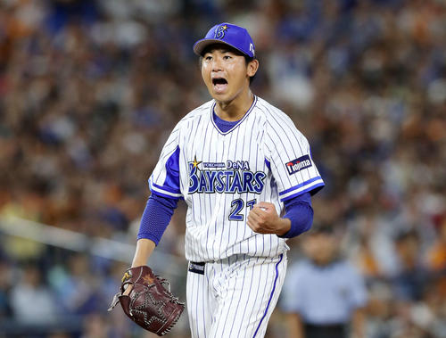 DeNA対巨人　5回表、巨人の攻撃を抑え雄たけびを上げるDeNA今永（撮影・鈴木正人）