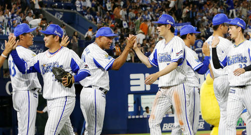 DeNA対巨人　試合に勝利しラミレス監督（左から3人目）とタッチするDeNA石川（撮影・鈴木正人）