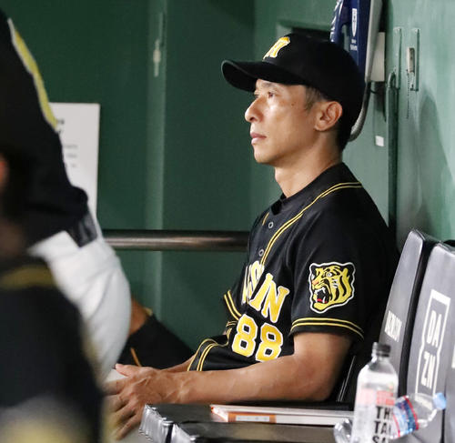 巨人対阪神　7回裏、ベンチに座って戦況を見つめる矢野監督（撮影・加藤哉）