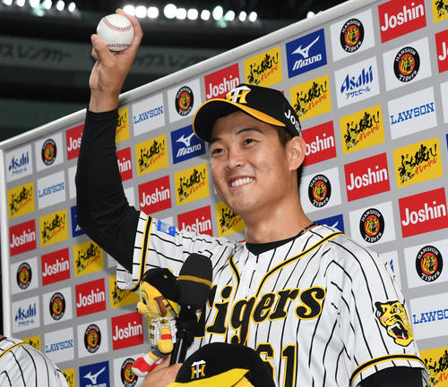 阪神対DeNA　初勝利をあげた望月惇志はウイニングボールを手に笑顔を見せる（撮影・奥田泰也）