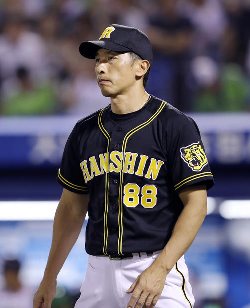 ヤクルト対阪神　7回、選手交代を告げベンチへ戻る矢野監督（撮影・前田充）