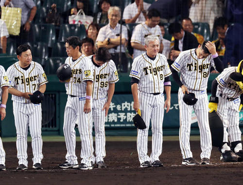 阪神対巨人　巨人に敗れ、観客にあいさつする矢野監督（右端）ら（撮影・前田充）