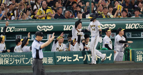 阪神対巨人　5回裏阪神2死一塁、近本の適時三塁打で生還した梅野をタッチで迎える阪神ナイン（撮影・前田充）