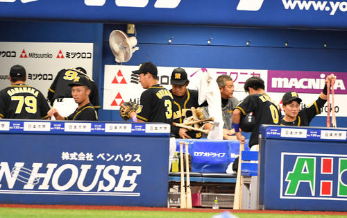 1回裏、落雷で試合が中止になり引き揚げる阪神ナイン（撮影・柴田隆二）