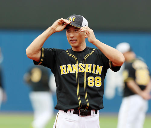笑顔を見せる矢野監督（撮影・加藤哉）