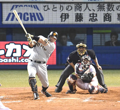 ヤクルト対巨人　7回表巨人1死一塁、阿部は右前打を放つ（撮影・山崎安昭）