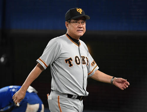 DeNA対巨人　選手交代を告げてベンチに戻る巨人原監督（撮影・山崎安昭））