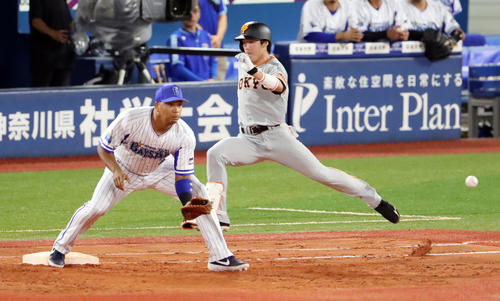 DeNA対巨人　3回表巨人無死二塁、内野安打で出塁する重信（右）（撮影・垰建太）