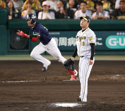阪神対ヤクルト　4回表ヤクルト2死一、二塁、塩見に2点適時二塁打を浴びる高橋遥（撮影・前田充）