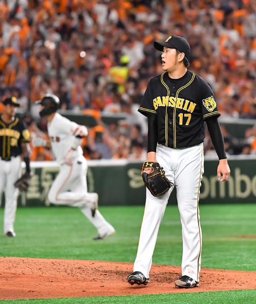 巨人対阪神　3回裏巨人2死、坂本勇人（左）に左越えソロ本塁打を浴びる岩貞祐太（撮影・上田博志）