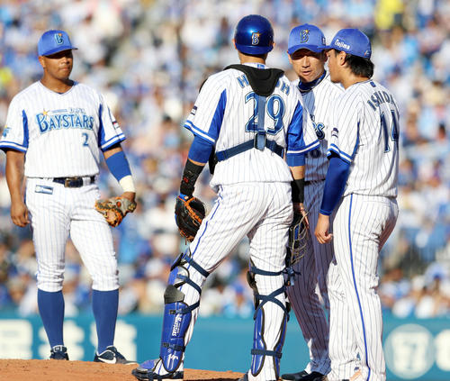DeNA対阪神　4回表阪神1死三塁、マウンドへ向かった三浦コーチは石田（右）と話す（撮影・加藤哉）