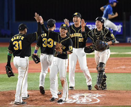 DeNA対阪神　DeNAに逆転勝ちし、ハイタッチを交わす北條（中央）、藤川（中央右）ら阪神ナイン（撮影・鈴木みどり）