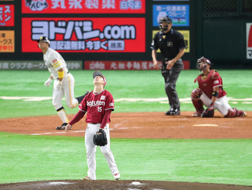 ソフトバンク対楽天　4回裏ソフトバンク無死、福田に右越え勝ち越しソロ本塁打を浴びた美馬（撮影・梅根麻紀）