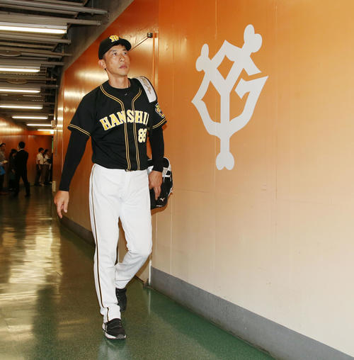 巨人対阪神　巨人に敗れ、厳しい表情で球場を引き揚げる矢野監督（撮影・加藤哉）