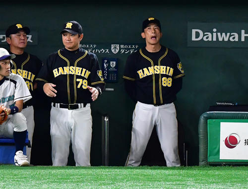 9回表阪神2死、厳しい顔をみせる矢野監督（撮影・清水貴仁）