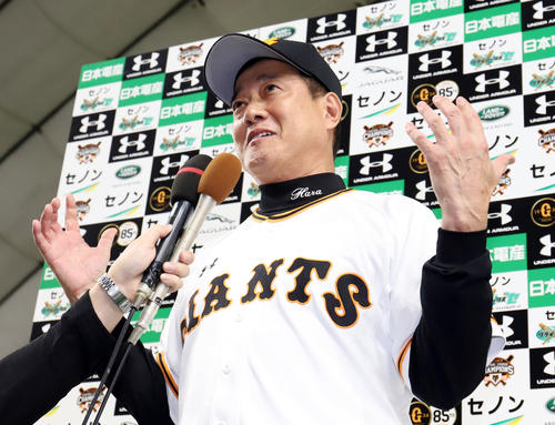巨人対阪神　阪神に勝利し日本シリーズ進出を決めインタビューに答える巨人原監督（撮影・垰建太）