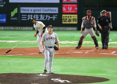 ソフトバンク対巨人　2回裏ソフトバンク1死二塁、ジュリスベル・グラシアルに左越え逆転2点本塁打を浴びた山口俊（撮影・梅根麻紀）