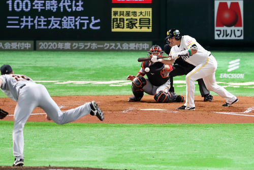 7回裏ソフトバンク無死二塁、送りバントを決める内川（撮影・梅根麻紀）