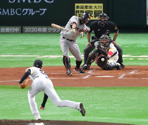 ソフトバンク対巨人　2回表巨人1死、阿部は空振り三振に倒れる（撮影・梅根麻紀）