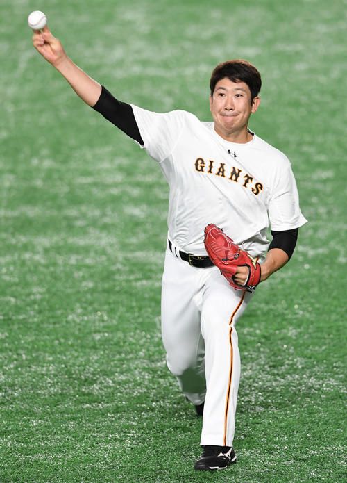巨人対ソフトバンク　試合前練習でキャッチボールする巨人菅野（撮影・山崎安昭）