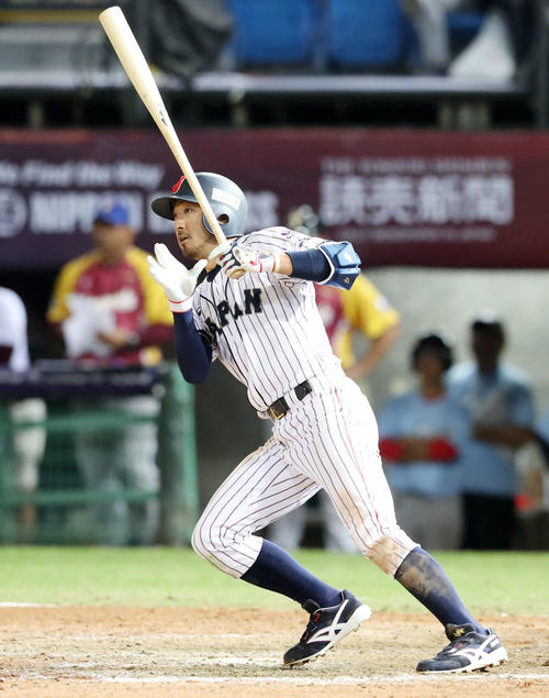 日本対ベネズエラ　8回裏日本1死満塁、左前適時打を放つ菊池涼（撮影・加藤哉）