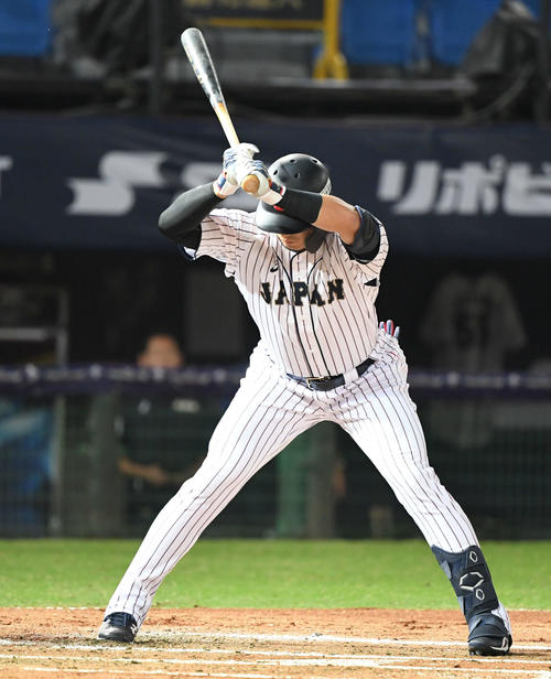 日本対ベネズエラ　1回裏日本1死二、三塁、鈴木は見逃し三振する（撮影・山崎安昭）