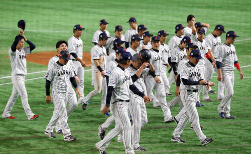 日本対アメリカ　アメリカに敗れ肩を落とし引き揚げる日本の選手たち（撮影・垰建太）