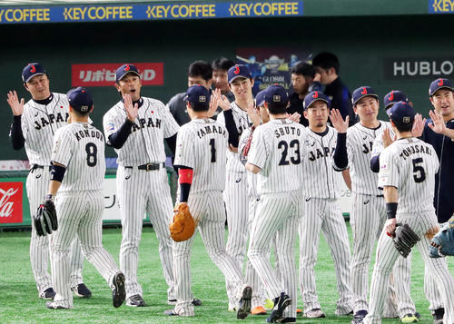 韓国に勝ち笑顔でナインを出迎える稲葉監督（左から3人目）（撮影・垰建太）