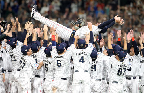 日本対韓国　優勝を決めナインから胴上げされる稲葉監督（撮影・加藤哉）