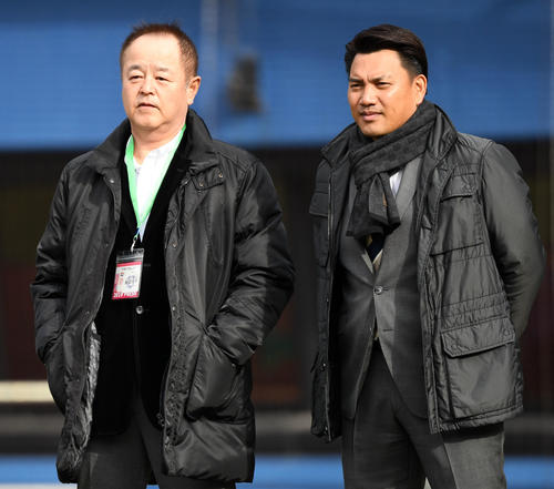会話を交わす田村氏（左）とロッテ井口監督（撮影・横山健太）