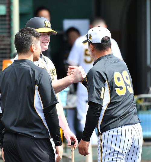 ランチ特打を終えたボーア（左）は、井上打撃コーチと握手を交わす（撮影・上田博志）
