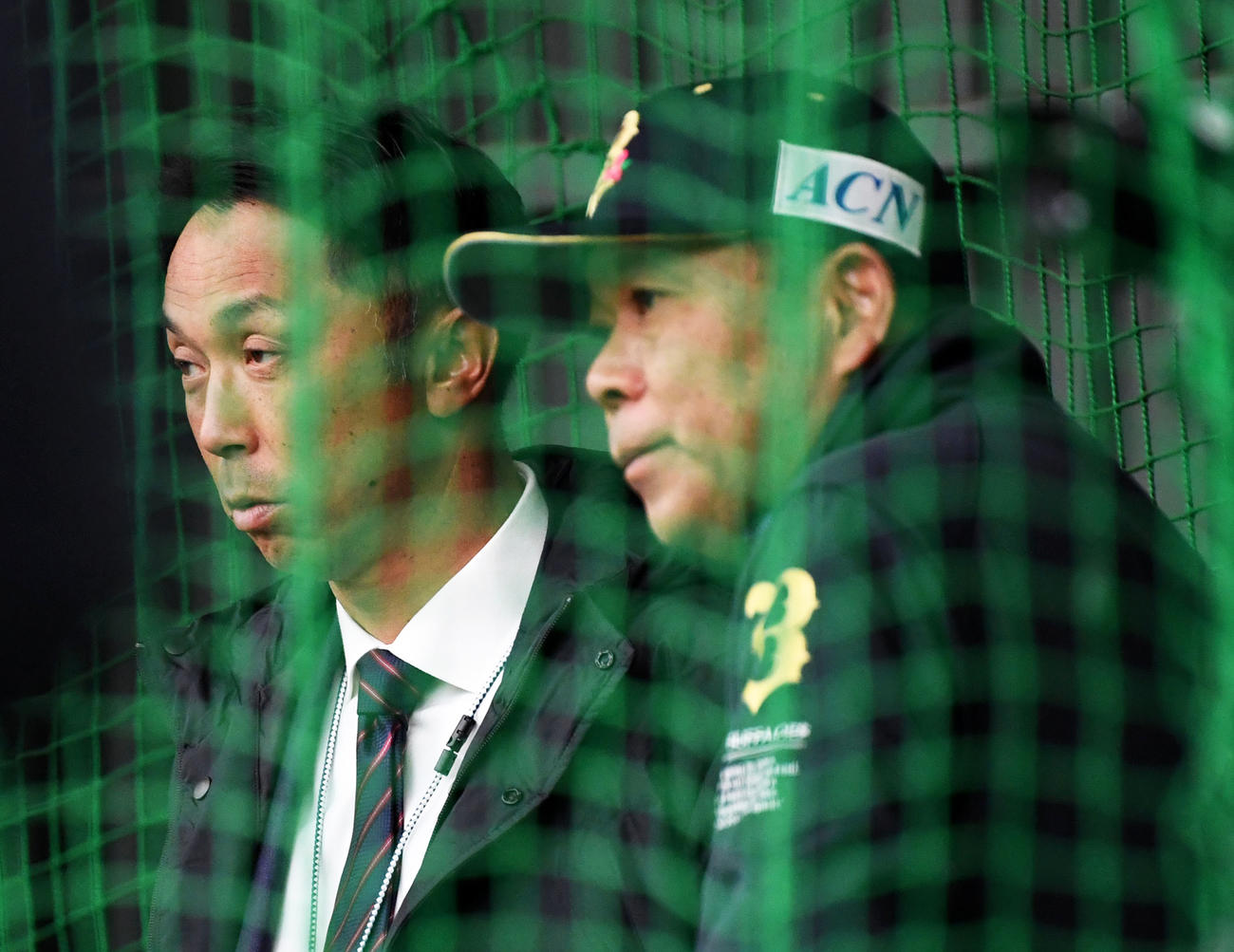 オリックス西村監督（右）と話す本紙評論家の宮本慎也氏（撮影・前岡正明）