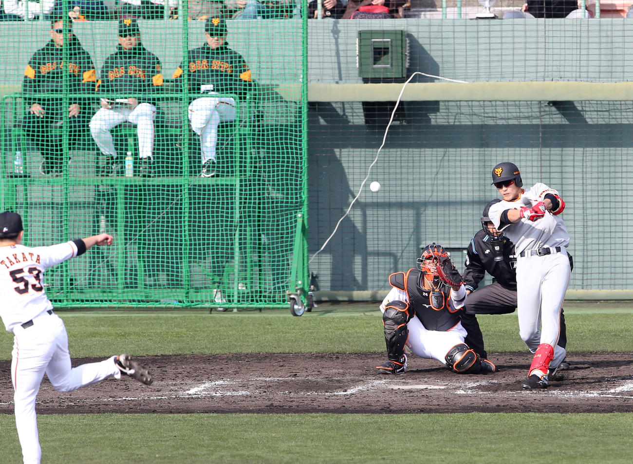 7回表紅組1死、中前打を放つ村上。投手高田。後方右は原監督（撮影・河野匠）