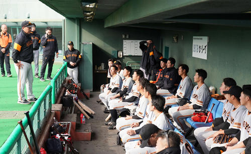 白組に勝利し、試合後ベンチで選手たちとミーティングを開く阿部2軍監督（左）（撮影・加藤諒）