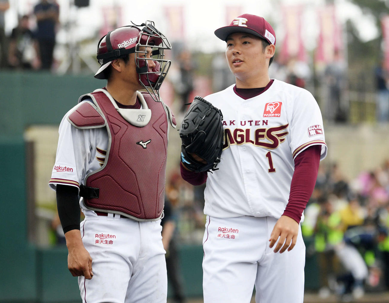 楽天対ヤクルト　2回を投げ終えた楽天松井（右）は岡島と引き揚げる（撮影・滝沢徹郎）