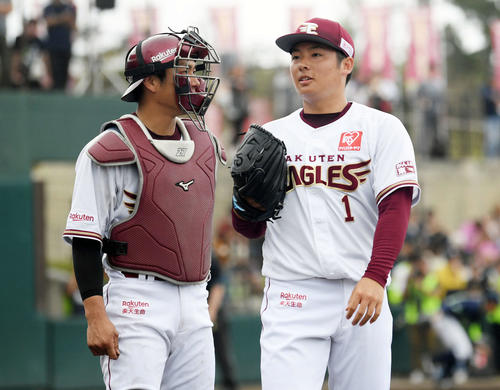 楽天対ヤクルト　2回を投げ終えた楽天松井（右）は岡島と引き揚げる（撮影・滝沢徹郎）