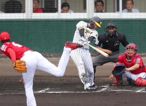 1回裏阪神1死、右前打を放つ近本（撮影・前田充）