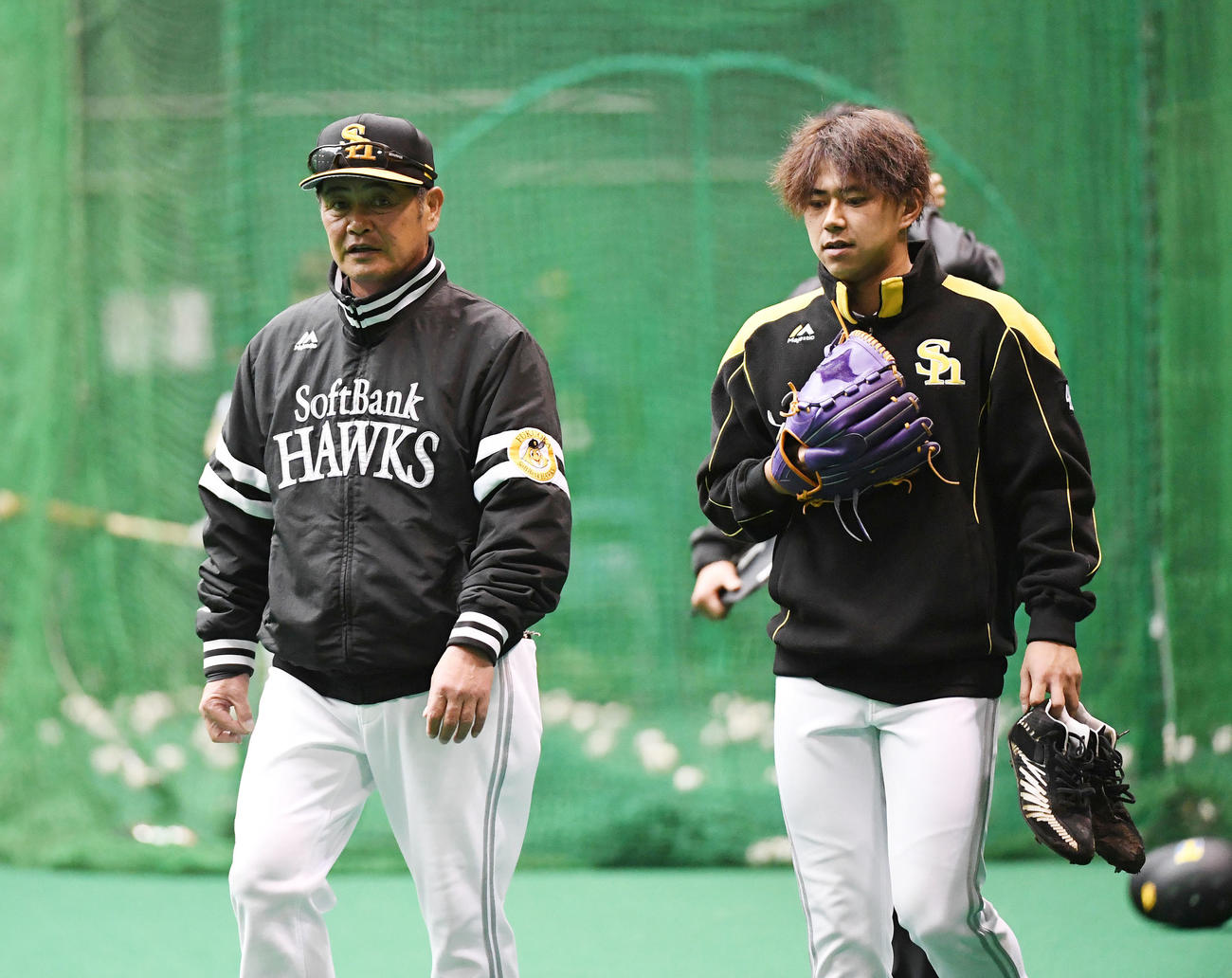 ブルペンから室内に向かう工藤監督（左）と古谷（撮影・今浪浩三）