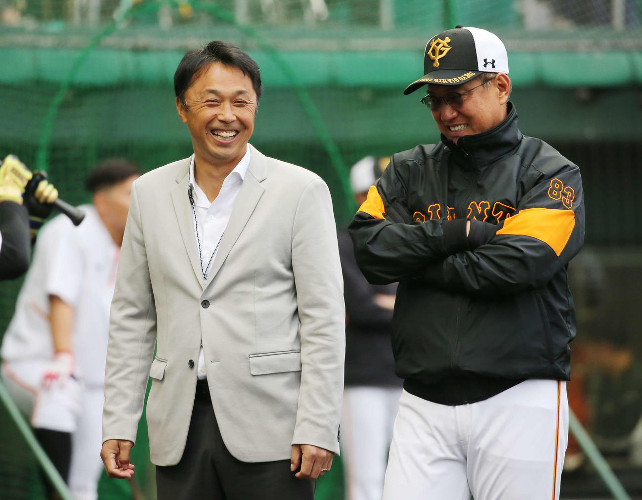 視察に訪れた宮本氏（左）と談笑する巨人原監督（撮影・河野匠）