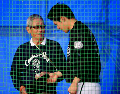 ブルペンでロッテ佐々木朗（右）と話す権藤氏（撮影・滝沢徹郎）