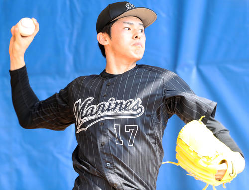 ロッテ対サムスン　試合前、ブルペンで投球練習するロッテ佐々木朗（撮影・垰建太）