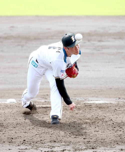 日本ハム対DeNA　3回から登板する日本ハム吉田輝（撮影・佐藤翔太）