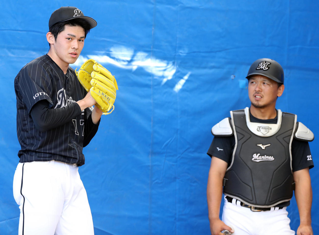 ロッテ対サムスン　ブルペンで投球練習の合間に言葉を交わすロッテ佐々木朗（左）と田村（撮影・垰建太）